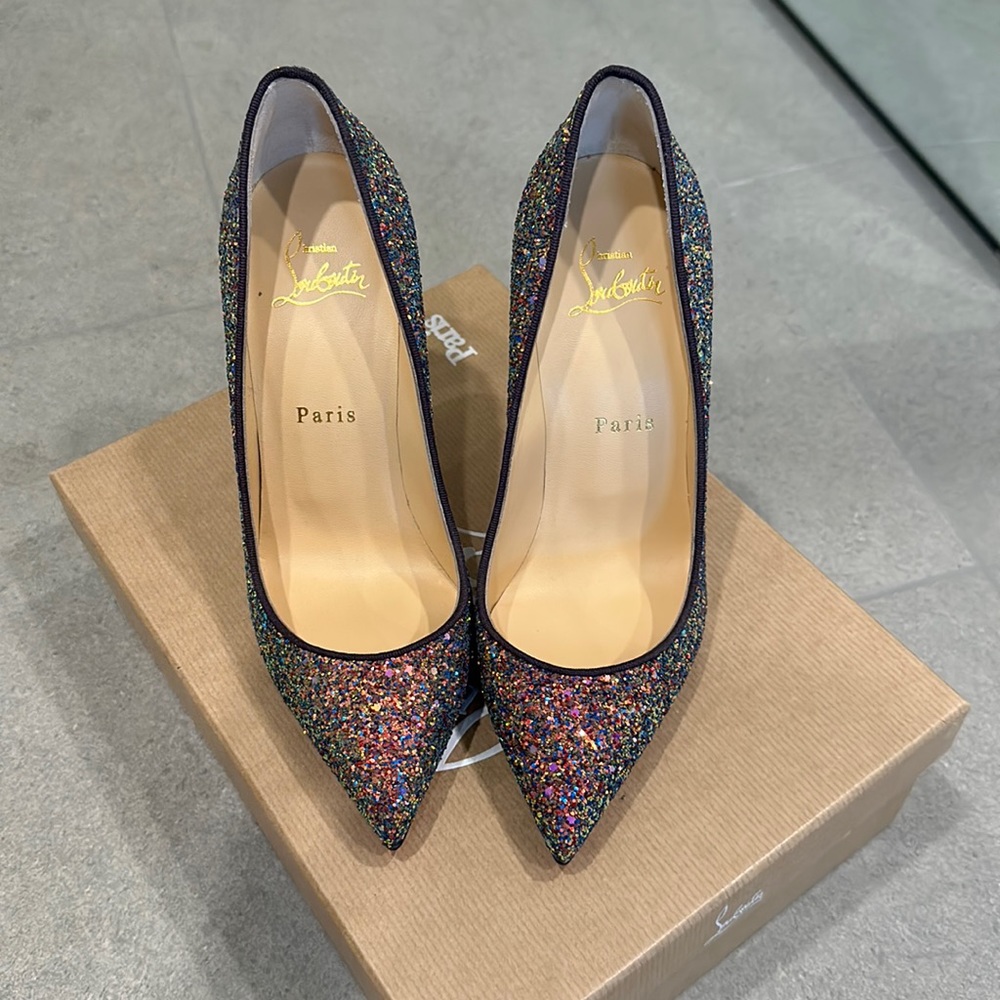 NEW IN BOX! CHRISTIAN LOUBOUTIN
Glitter Pigalle Follies 100 Pumps size 37